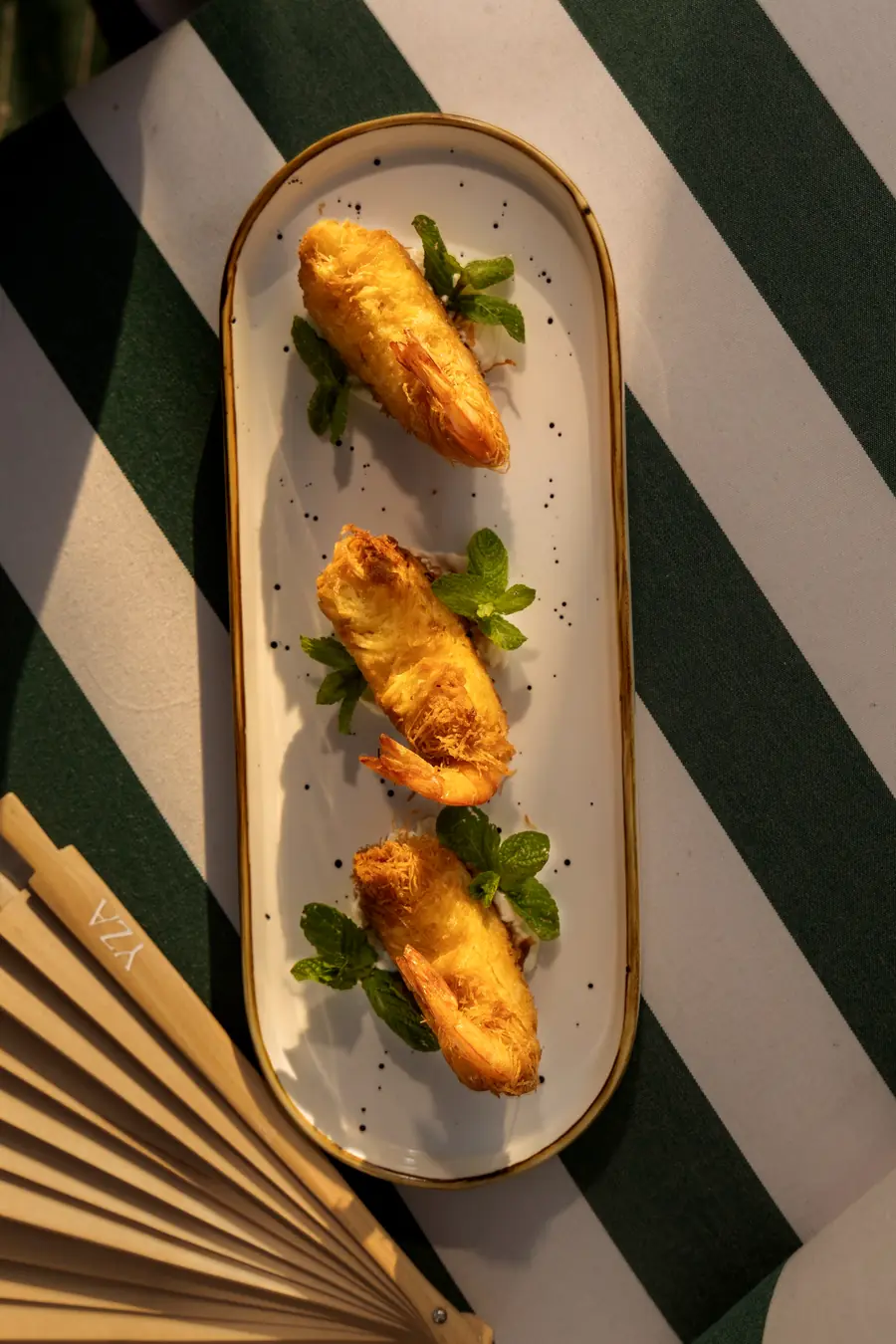 Crevettes croustillantes servies sur un plat long
