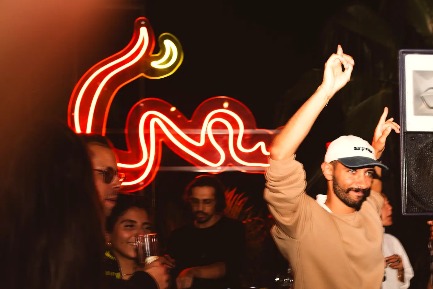 Soirée DJ sur le rooftop SAMA sous le néon flamant